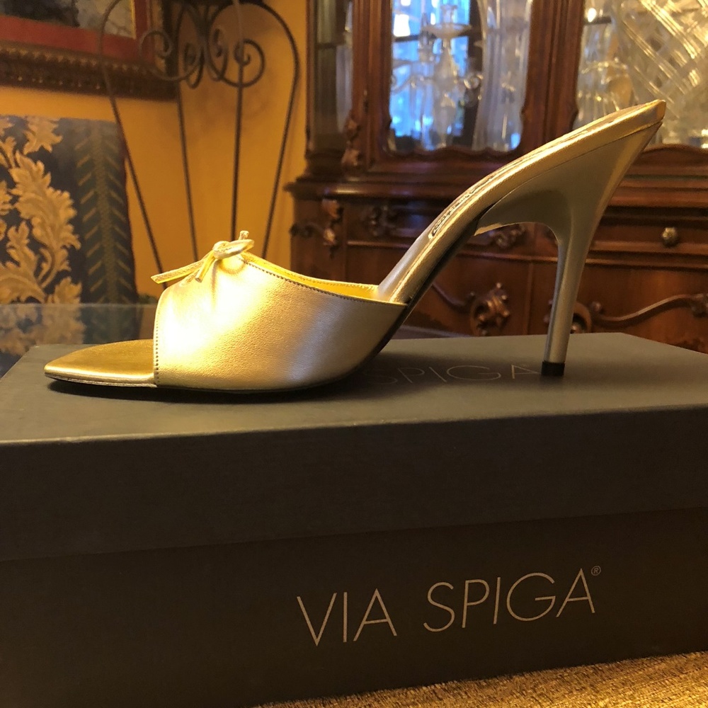 NIB VIA SPIGA GOLD LEATHER HEELS 9